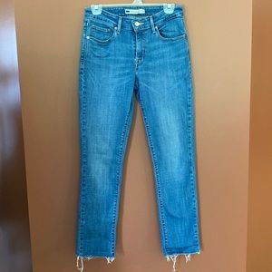 Levi’s mid rise skinny jeans with raw edge cuffs in size 6/26.